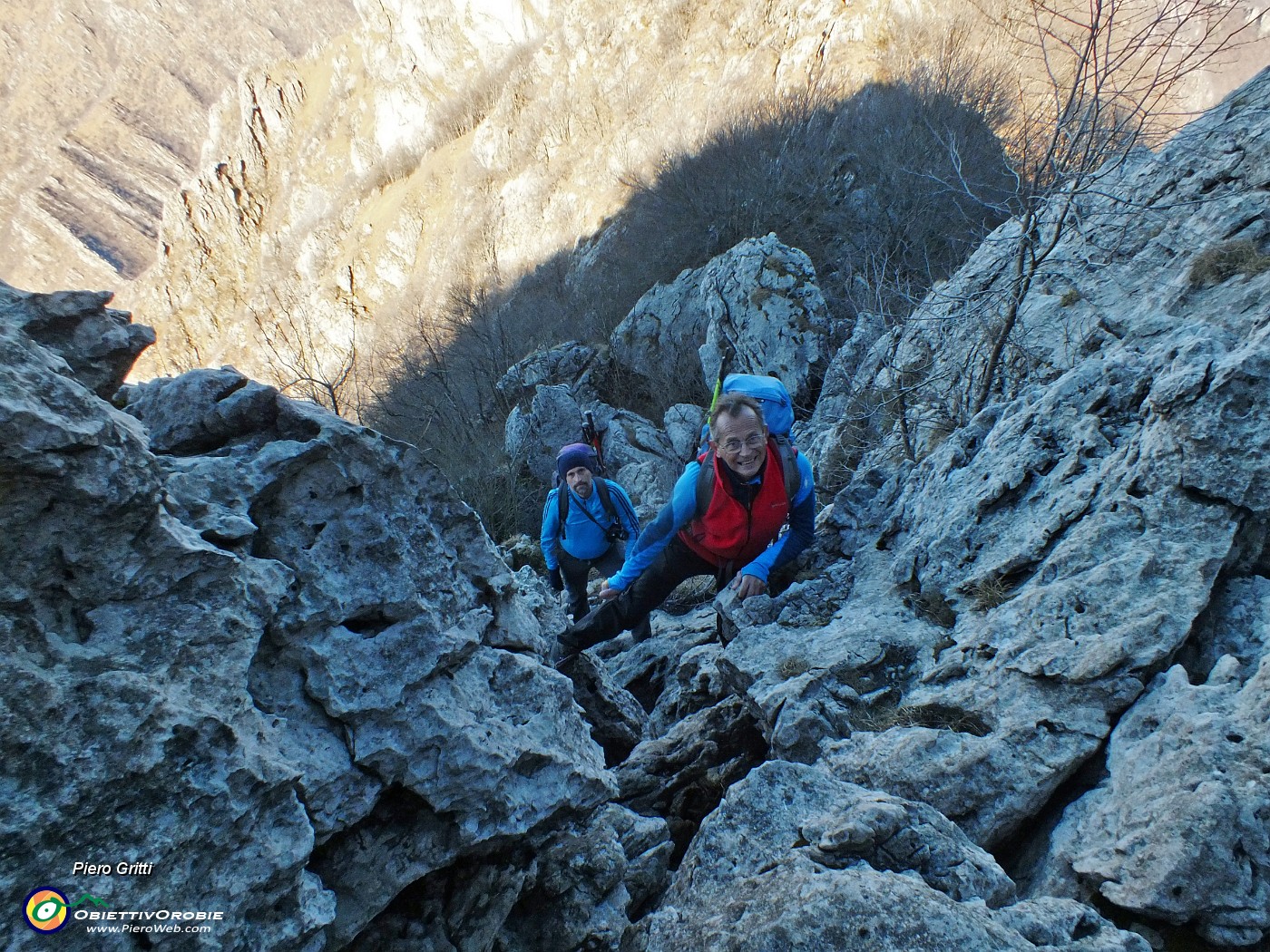 61 Passaggio impegnativo su un diedro di roccioni.JPG